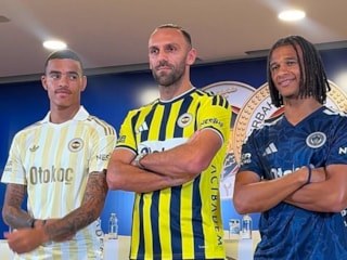 Fenerbahçe'de yeni transferler için imza töreni düzenlendi