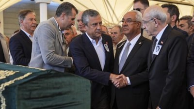 Özgür Özel ile Kemal Kılıçdaroğlu, Olcay Baykal’ın cenaze töreninde tokalaştı