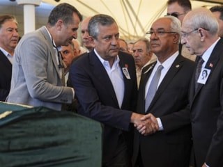 Özgür Özel ile Kemal Kılıçdaroğlu, Olcay Baykal’ın cenaze töreninde tokalaştı