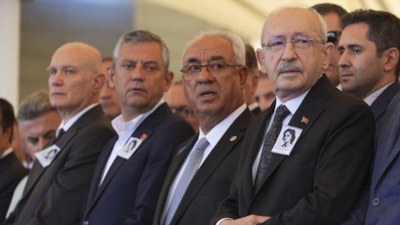 Özgür Özel ile Kemal Kılıçdaroğlu'nun katıldığı cenaze töreninde "çelenk krizi"