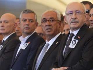 Özgür Özel ile Kemal Kılıçdaroğlu'nun katıldığı cenaze töreninde "çelenk krizi"
