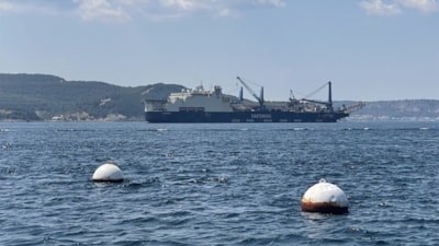 Boru döşeme gemisi 'Castorone' Çanakkale Boğazı'ndan geçti