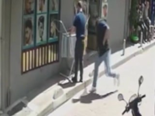 İstanbul'da saç kesimini beğenmeyen şahıs berberini bıçakladı