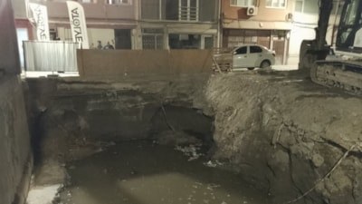 İstanbul'da inşaat halindeki binanın temelinde toprak kaydı: Sokak trafiğe kapatıldı