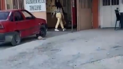 Afyonkarahisar'da sevgilisine kızan kadın, çekiçle aracı parçaladı