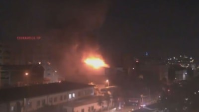 İstanbul'da Cerrahpaşa Tıp Fakültesi Diş Polikliniği'nin çatısında yangın