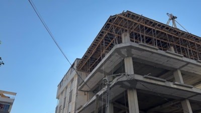 İstanbul'da inşaatta beton dökülürken 6 katlı binanın duvarı patladı