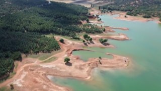 Isparta'da gölette su çekilmesinin ardından obruk oluştu