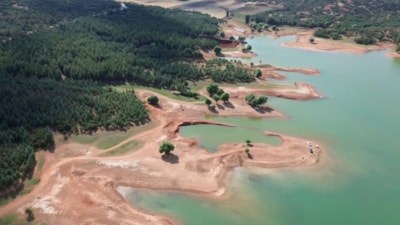 Isparta'da gölette su çekilmesinin ardından obruk oluştu