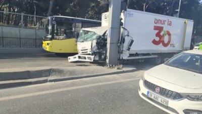 İstanbul D-100'de kamyonet direğe çarptı