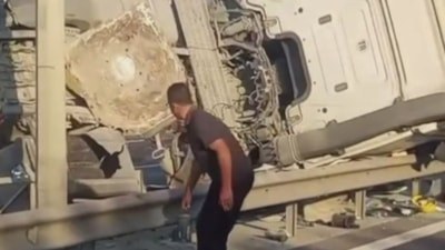 İstanbul'da beton tankeri devrildi
