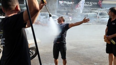Muğla'da sıcaktan bunalan vatandaş soluğu serinlemek için oto yıkamacıya gitti