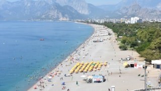 Antalya'da sahillerde oluşan yoğunluk devam ediyor