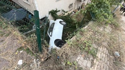 Kocaeli'de otomobil apartman bahçesine uçtu