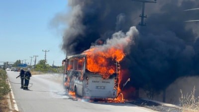 Antalya’da yolcu minibüsü yangın sonrası kullanılamaz hale geldi