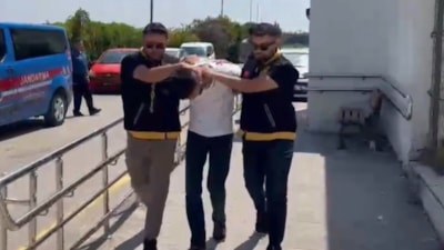 Adana'da kadın kılığına girip iş yerine kurşun yağdıran şüpheli tutuklandı