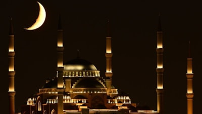İstanbul semalarında hilal büyüledi