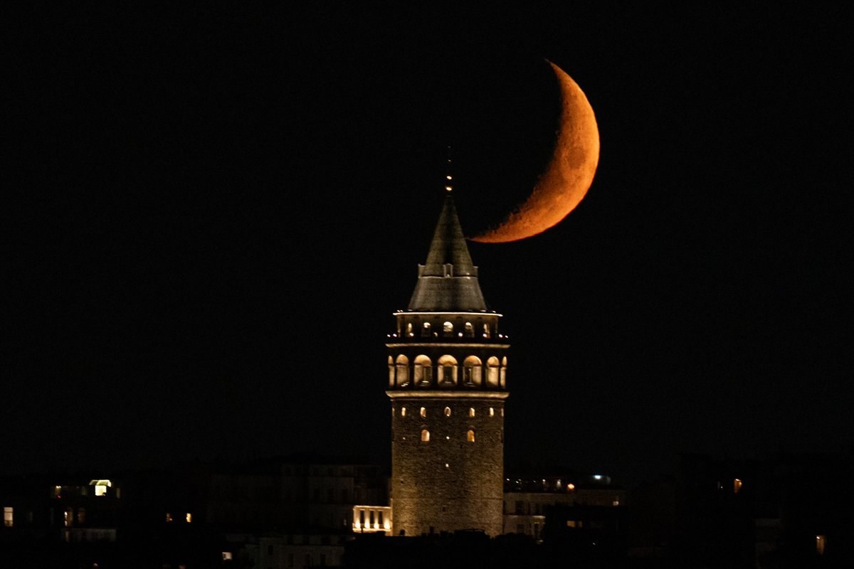 İstanbul semalarında hilal büyüledi - Resim 1