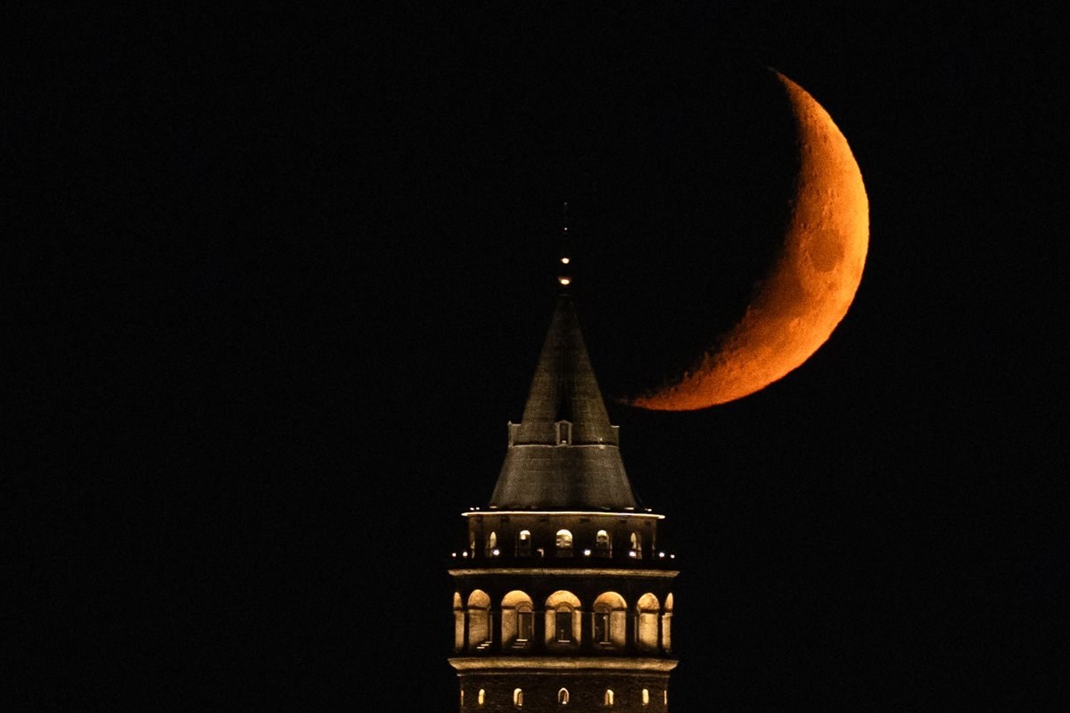 İstanbul semalarında hilal büyüledi - Resim 4