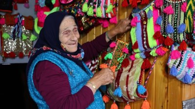 Trabzon'da 89 yaşındaki Selfinaz nine el emeğiyle sevgi örüyor