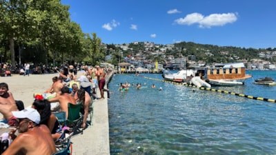 İstanbul'da sıcak hava bunalttı: Vatandaşlar kendini boğazın serin sularına bıraktı