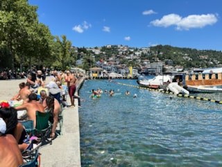 İstanbul'da sıcak hava bunalttı: Vatandaşlar kendini boğazın serin sularına bıraktı