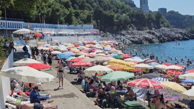 Zonguldak'ın 180 metrelik Kapuz Plajı hafta sonu dolup taştı