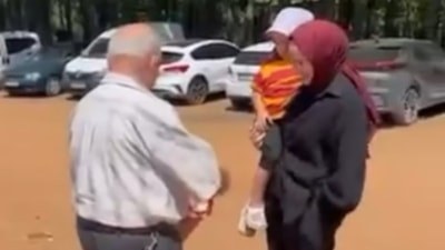 Bursa'da elma şekeri için ağlayan Ela'nın yardımına jandarma koştu