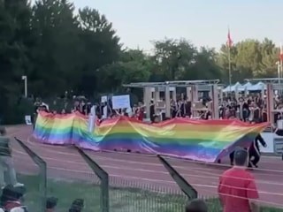 ODTÜ mezuniyet töreninde LGBT bayrağı açıldı