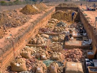 Sıradan bir çöplük sandılar, altından 1500 yıllık altınlar çıktı