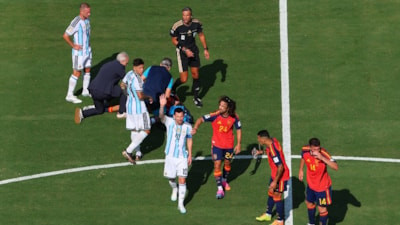 Lionel Messi ağzını kapatarak konuşan Cucurella için kırmızı kart bekledi