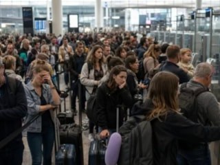Avrupa'da pasaport kontrolü krizi: Çok sayıda yolcu uçağını kaçırdı