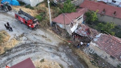 Eskişehir'de itfaiye aracı evin duvarına çarptı: 3 yaralı