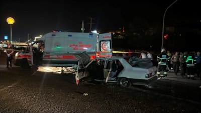 Adana'da ışıkta bekleyen araca çarpan otomobilin sürücüsü öldü