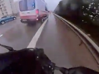 Emniyet şeridine girmeye çalışan motosiklet sürücüsü ambulansla çarpıştı