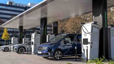Almanya'da elektrikli araçlar ilk kez benzinli ve hibrit modelleri geçti