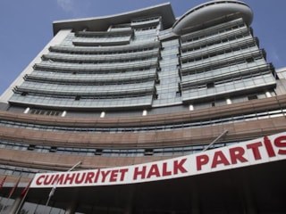 CHP İstanbul İl Başkanlığı'nda 7 ilçe başkanı görevden alındı