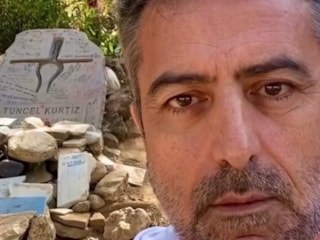 Tuncel Kurtiz'in mezarını ziyaret eden Nail Kırmızıgül isyan etti