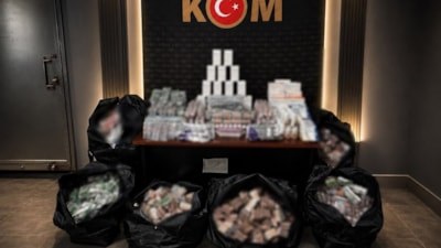 İstanbul'da kaçak tıbbi ilaç operasyonu: 98 bin 632 tablet ele geçirildi
