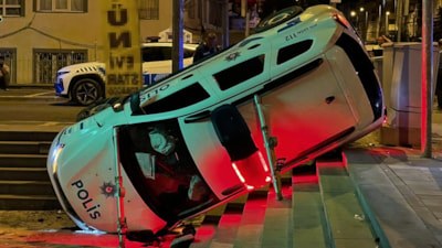 Kayseri’de otomobil ile çarpışan polis aracı devrildi