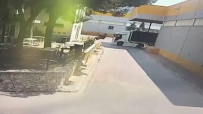 İzmir'de tır ile çarpışan forkliftin sürücüsü hayatını kaybetti