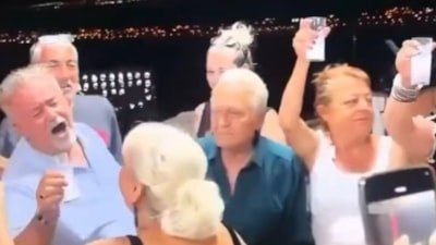 Özgür Özel'in kurduğu Yeni Parti'yi rakı ile kutladılar