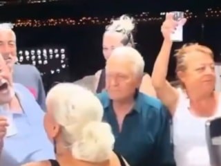Özgür Özel'in kurduğu Yeni Parti'yi rakı ile kutladılar