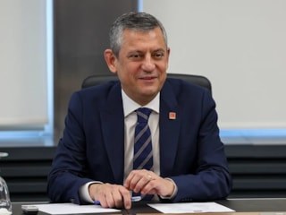 Özgür Özel yeni partisinin dilekçesini verip, cuma namazına gidecek