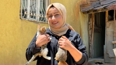 Hakkari'de kurtardığı sincaba gözü gibi bakıyor