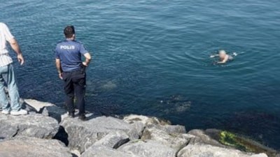 İstanbul'da intihar için çıktı: İkna edilince denize düştü