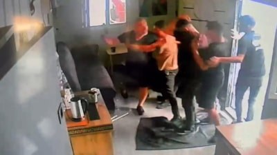Arnavutköy’de silahlı iş yeri baskını: İçeride çocuk varken silaha yöneldi