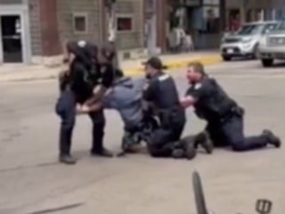 ABD polisi gözaltına direnen siyahiyi başından vurarak öldürdü