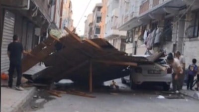 İstanbul'da fırtına: Çatının altında kalmaktan son anda kurtuldular