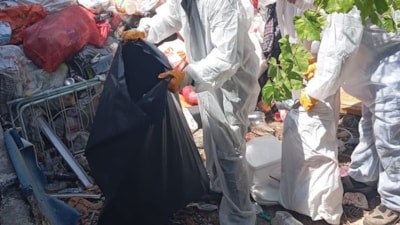 Burdur'da kötü kokular gelen evden 3 kamyon çöp çıkarıldı